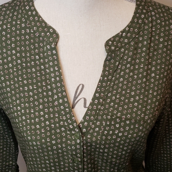 5/$30 NWOT IRIS V Neck Button front top - Picture 2 of 7